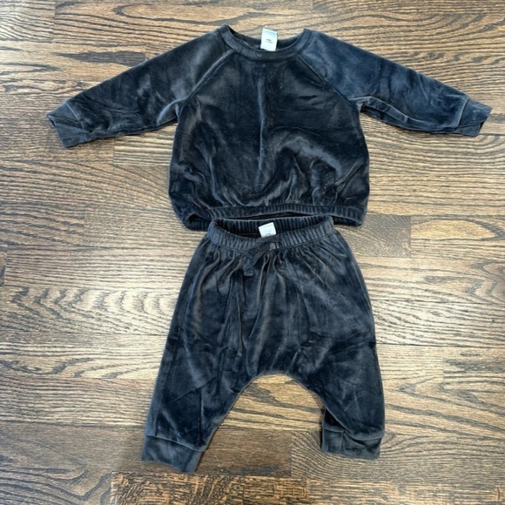 Old Navy Velour baby matching two piece set sweatshirt and joggers 3-6 months